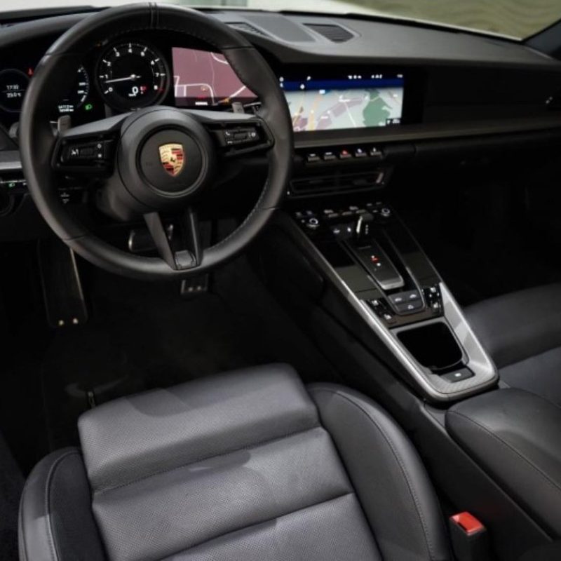 abitacolo Porsche 911 cabrio in pelle nera noleggio Torino