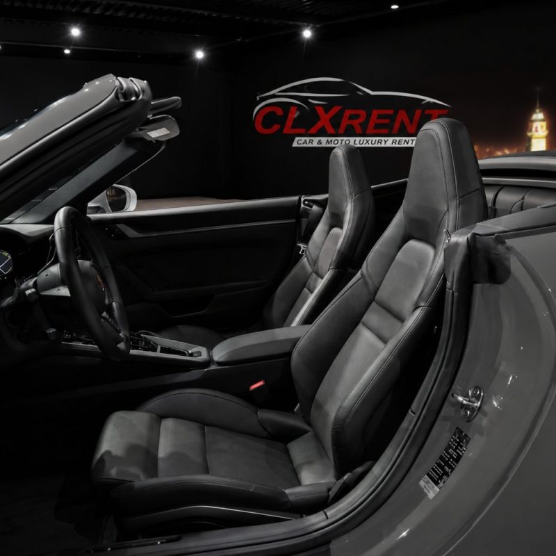 interni Porsche 911 cabrio con capote aperta noleggio Torino